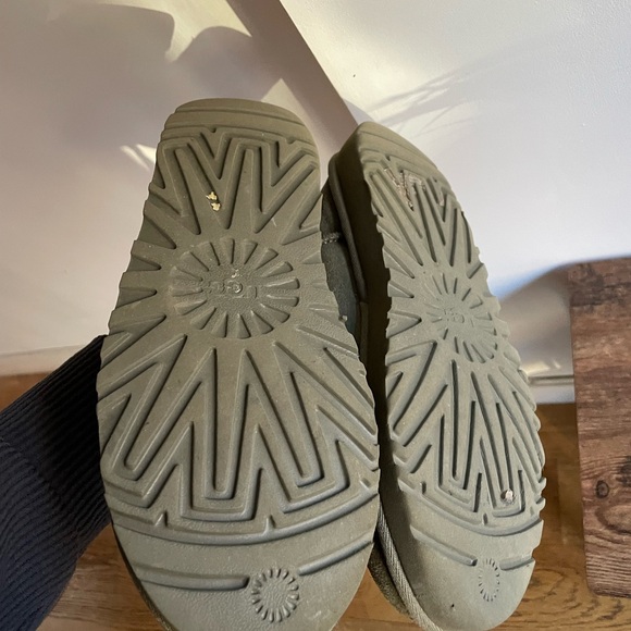 Men’s classic Ugg slippers in olive green - Picture 5 of 5